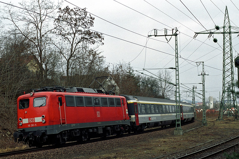 110 261 mit IC 381 bei km 17,6 (M&auml;rz 2005)