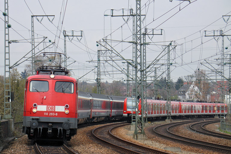 110 293 mit IC 381 bei km 16,4 (April 2005)