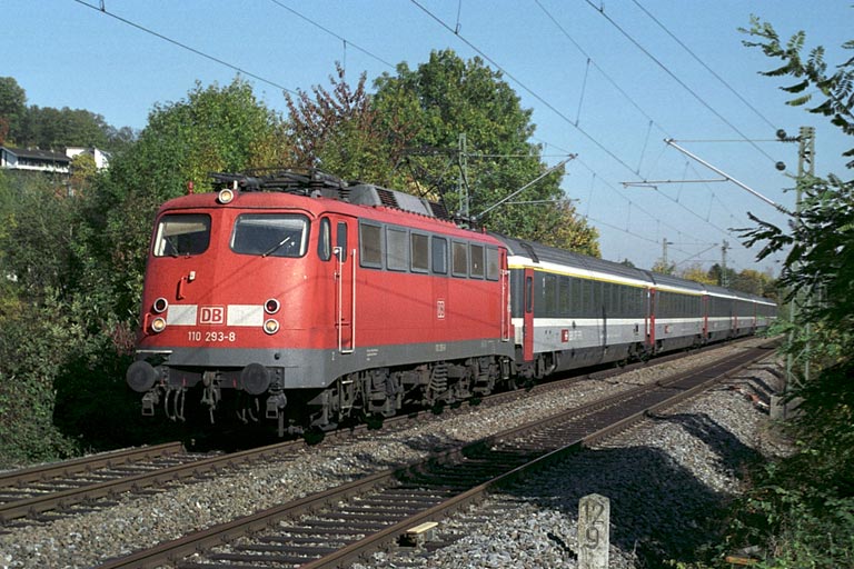 110 293 mit IC 381 bei km 12,8 (Oktober 2005)
