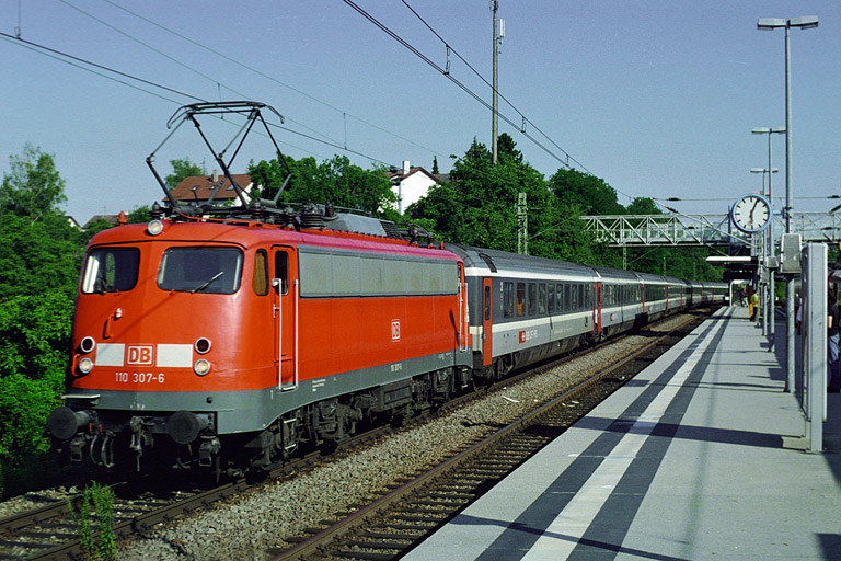 110 307 mit IC 93702 bei km 14,2 (Juli 2005)