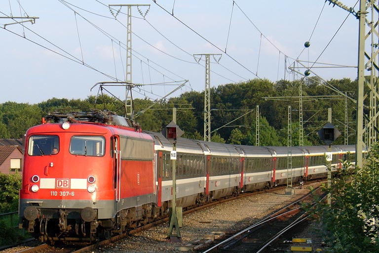 110 307 mit IC 380 bei km 16,8 (Juli 2005)