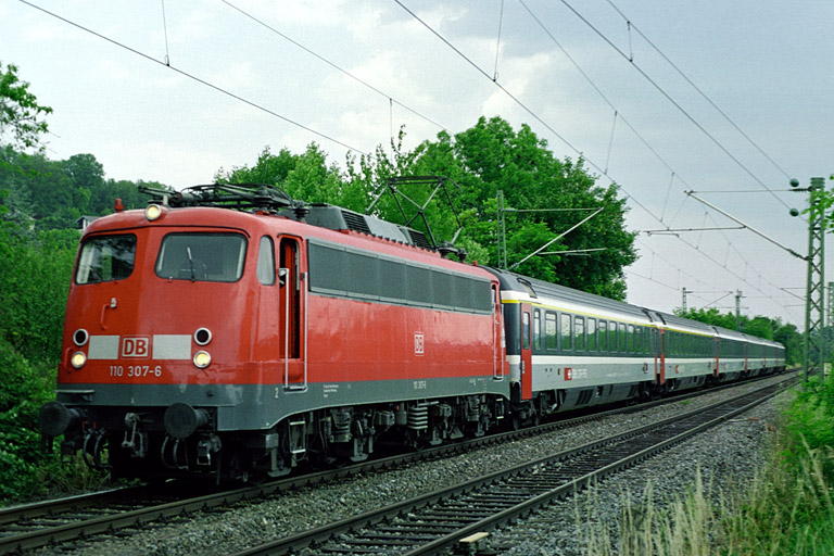 110 307 mit IC 381 bei km 12,8 (Juli 2005)
