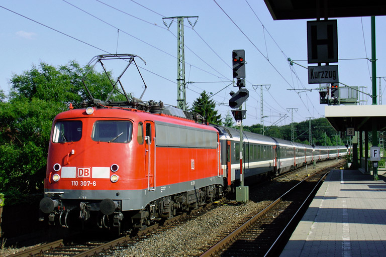110 307 mit IC 93702 bei km 16,8 (Juli 2005)