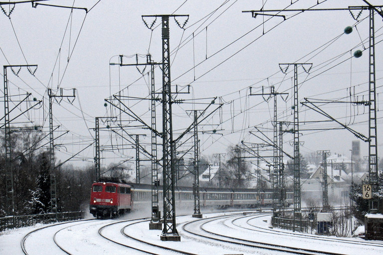 110 336 mit IC 381 bei km 16,4 (Januar 2005)