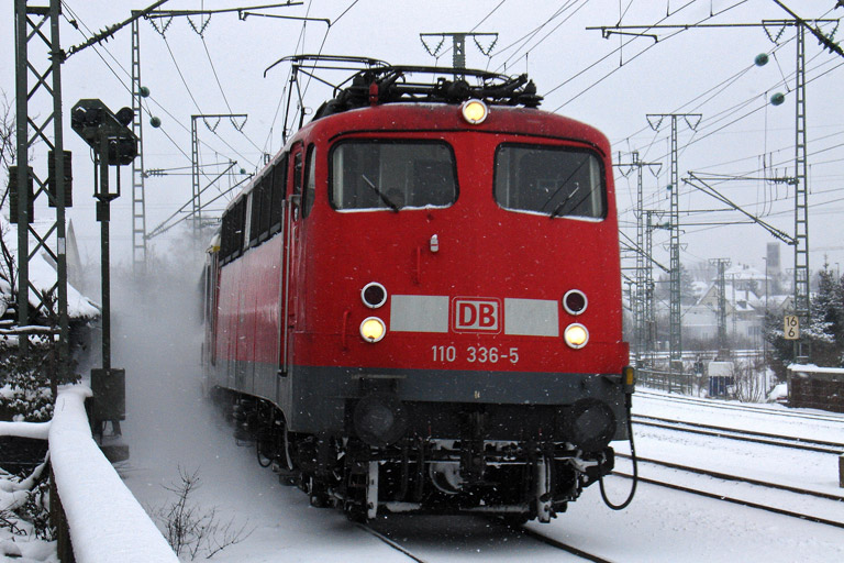 110 336 mit IC 381 bei km 16,6 (Januar 2005)
