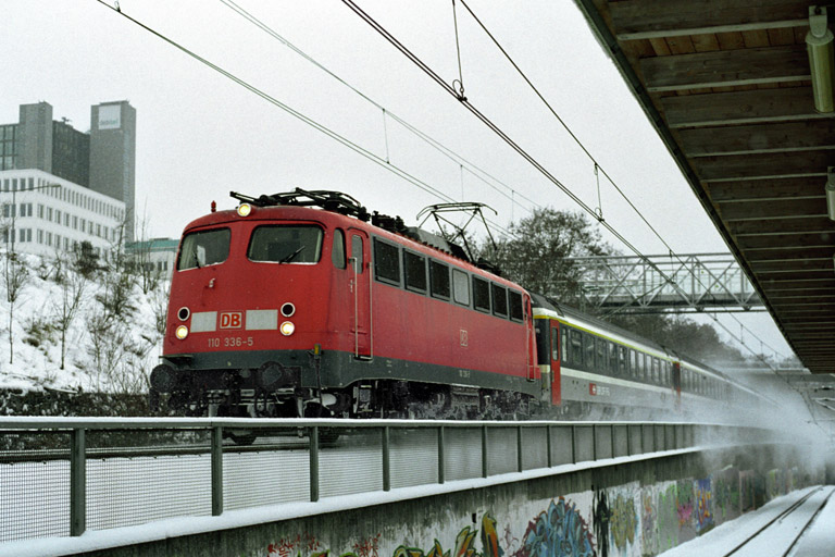 110 336 mit IC 381 bei km 14,2 (Januar 2005)