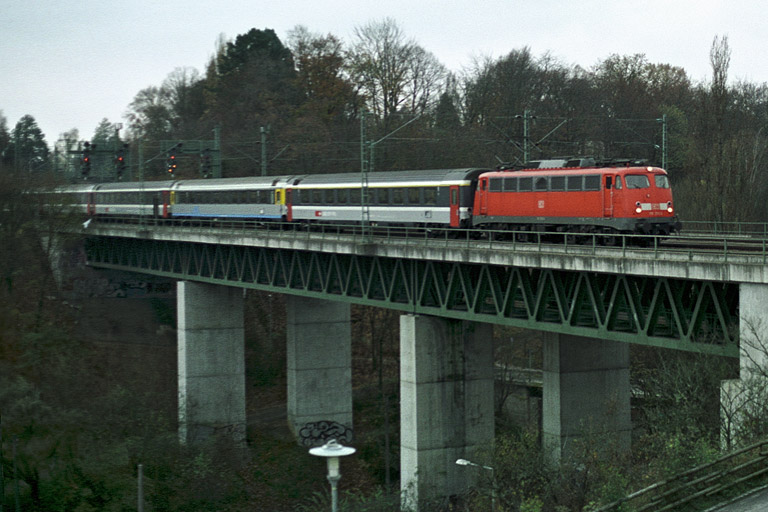110 352 mit IC 93706 bei km 14,6 (November 2005)