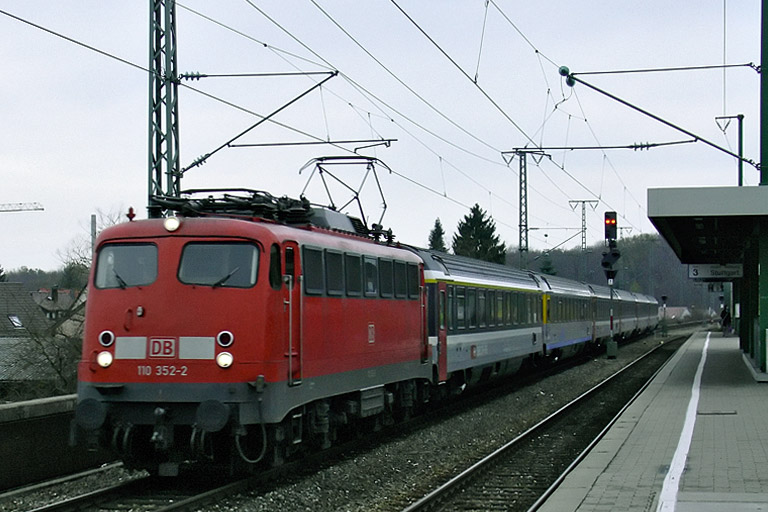 110 352 mit IC 93706 bei km 16,6 (November 2005)