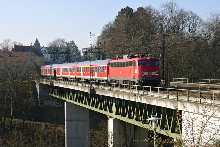 110 424 mit RE 19628 bei km 14,6 (April 2005)