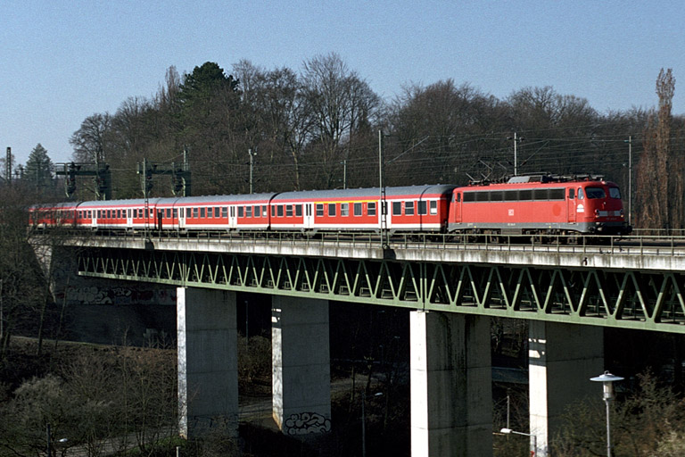 110 424 mit RE 19628 bei km 14,6 (April 2005)