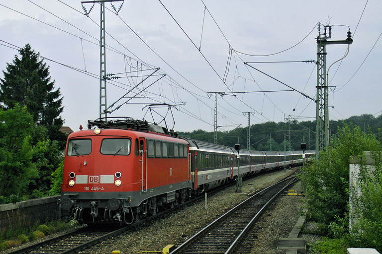 110 445 mit IC 93706 bei km 16,8 (Juli 2005)