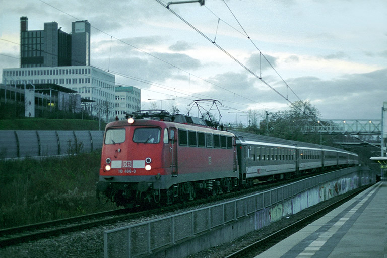 110 466 mit IC 93705 bei km 14,2 (Dezember 2005)