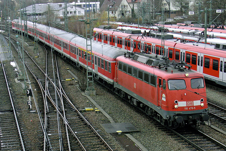 110 478 mit RE 19015 bei km 16,0 (Dezember 2005)