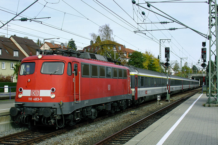 110 483 mit IC 381 bei km 15,6 (Oktober 2005)