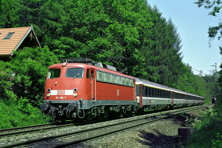 110 496 mit IC 381 bei km 18,2 (Mai 2005)