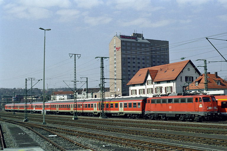 Lok der Baureihe 110 mit RE 19610 bei km 15,6 (April 2005)