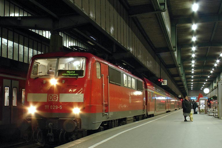 111 029 mit RE 19618 bei km 0,2 (Dezember 2005)