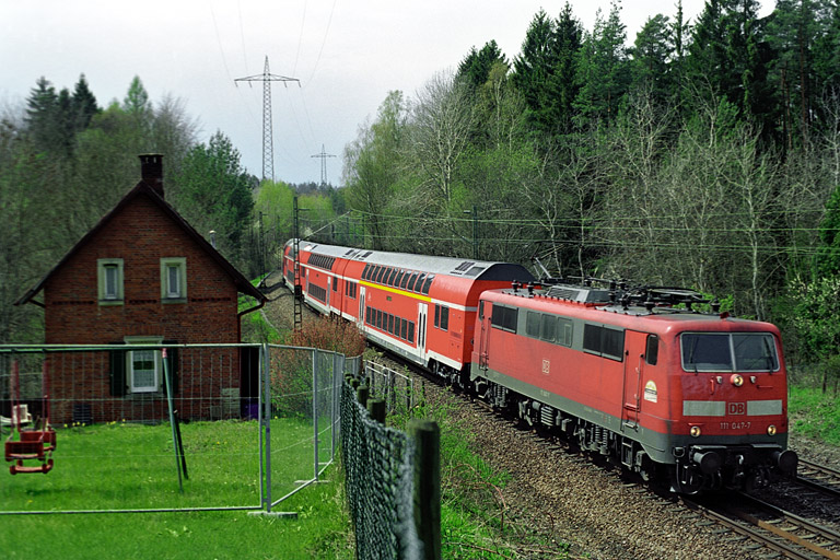 111 047 mit RE 19612 bei km 19,2 (Mai 2005)