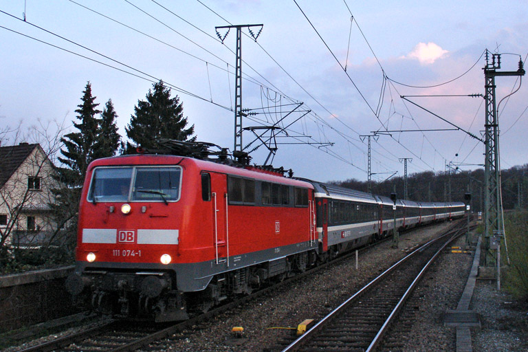 111 074 mit IC 380 bei km 16,8 (April 2005)