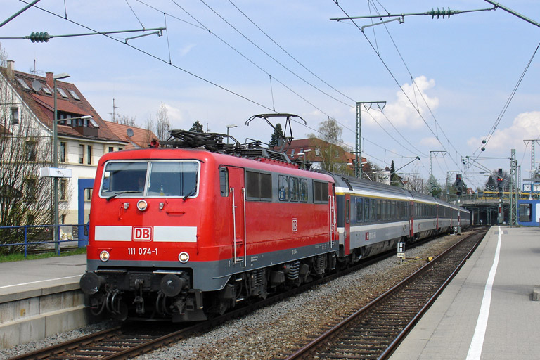 111 074 mit IC 381 bei km 15,6 (April 2005)