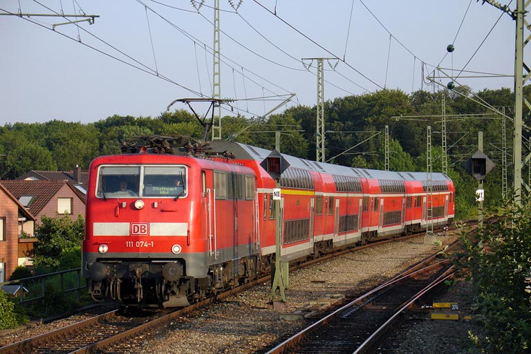 111 074 mit RE 19618 bei km 16,8 (Juli 2005)