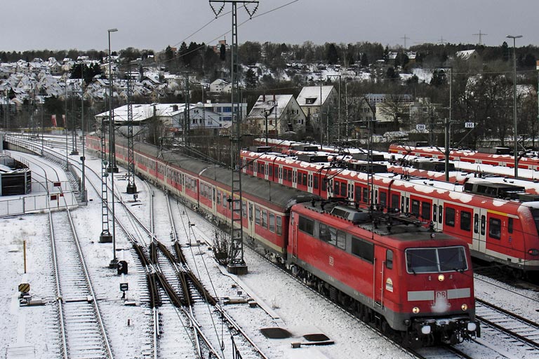 111 079 mit RE 70653 bei km 16,0 (Dezember 2005)