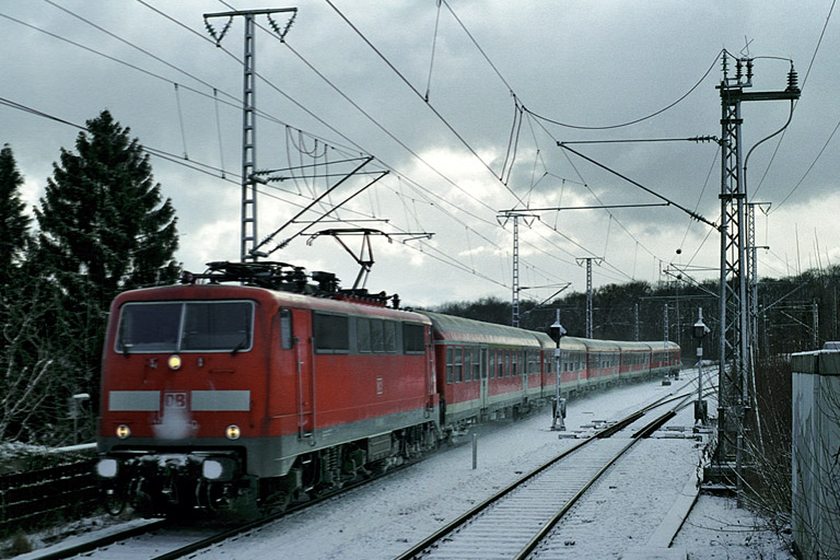 111 079 mit RE 70653 bei km 16,8 (Dezember 2005)