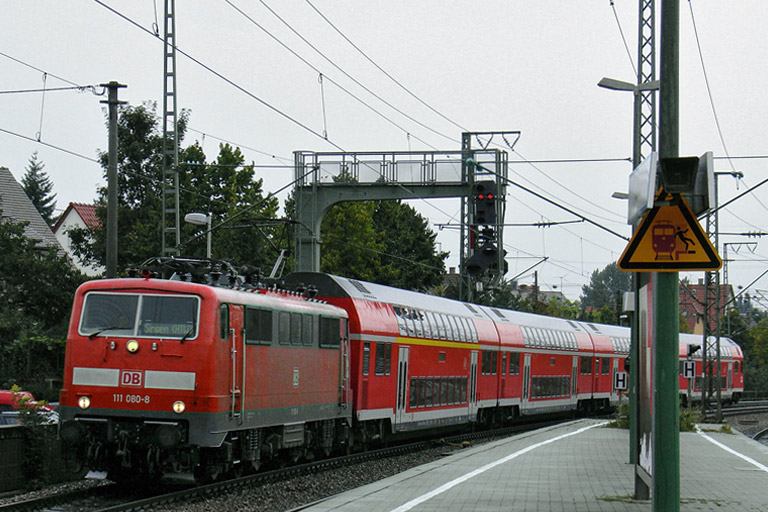 111 080 mit RE 19613 bei km 16,6 (August 2005)