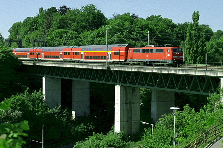 111 088 mit RE 19658 bei km 14,6 (Mai 2005)