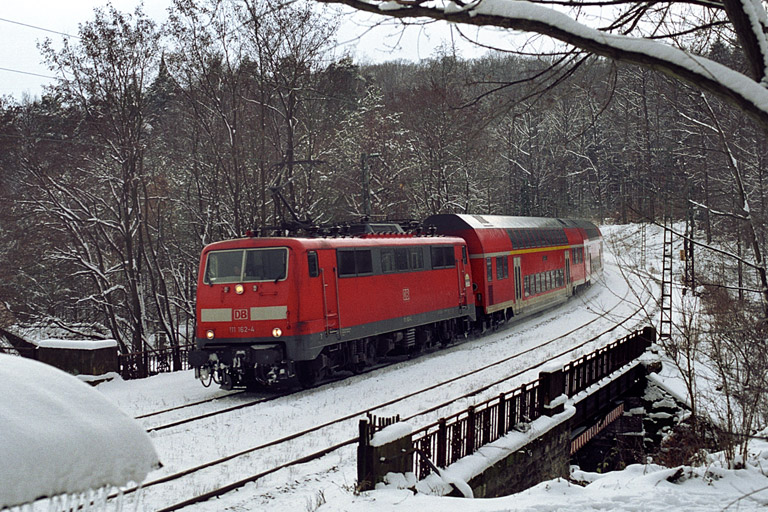 111 162 als RE 19612 bei km 11,0 (März 2005)