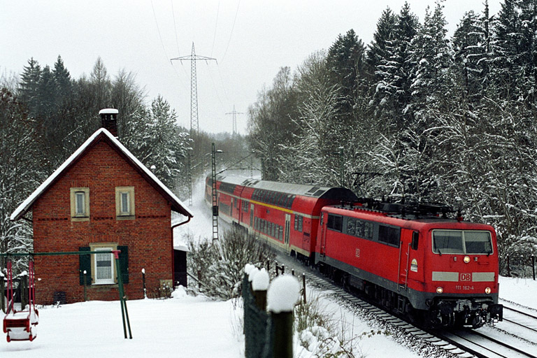 111 162 als Regionalexpre&szlig; bei km 19,2 (M&auml;rz 2005)