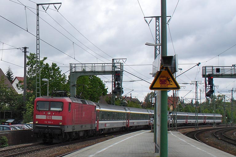 112 166 mit IC 381 bei km 16,6 (Mai 2005)