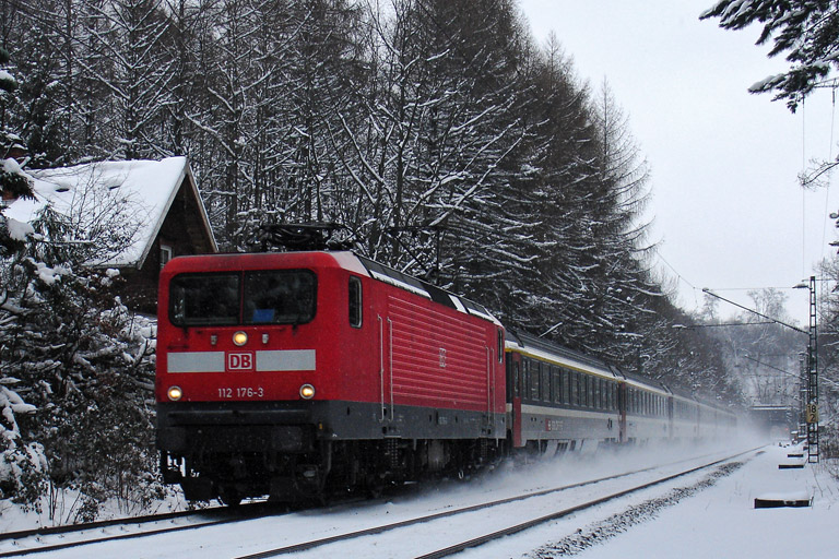 112 176 mit IC 381 bei km 18,2 (Februar 2005)