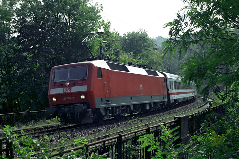 120 107 mit Leerreisezug bei km 11,0 (September 2005)