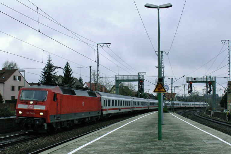 120 114 mit IC 93703 bei km 16,6 (November 2005)