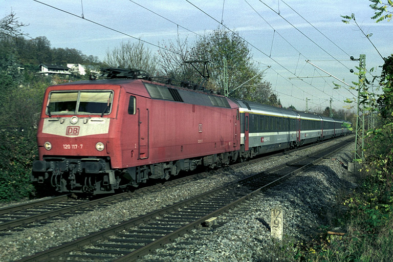 120 117 mit IC 381 bei km 12,8 (November 2005)