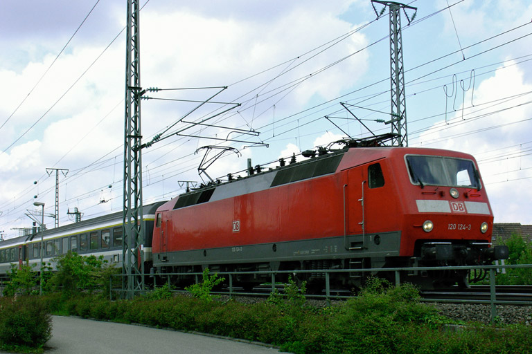 120 124 mit IC 381 bei km 17,0 (Mai 2005)