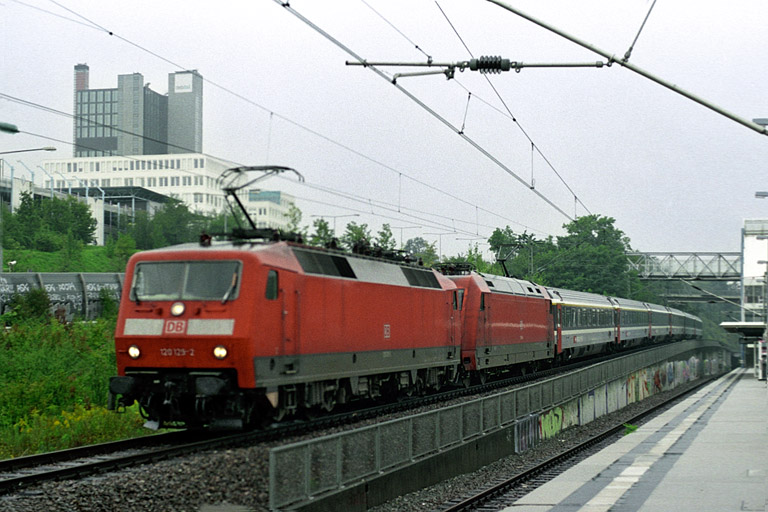 120 129 und 101 090 sind ebenfalls bei miserabler Witterung unterwegs (August 2005)
