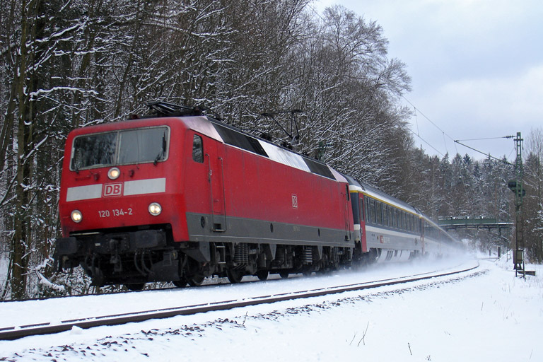 120 134 mit IC 381 bei km 11,8 (Februar 2005)