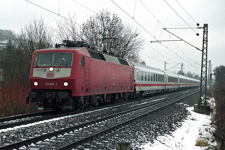 120 148 mit ICE-Ersatzzug bei km 12,8 (Februar 2005)