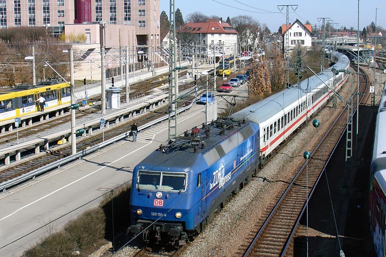 120 151 mit ICE-Ersatzzug bei km 15,8 (März 2005)
