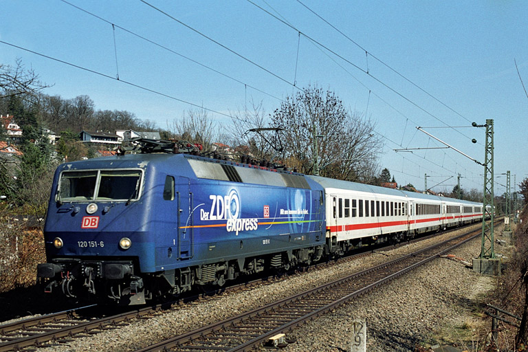120 151 mit ICE-Ersatzzug bei km 12,8 (März 2005)