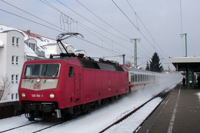 120 158 mit Cisalpino-Ersatzzug bei km 16,8 (M&auml;rz 2005)
