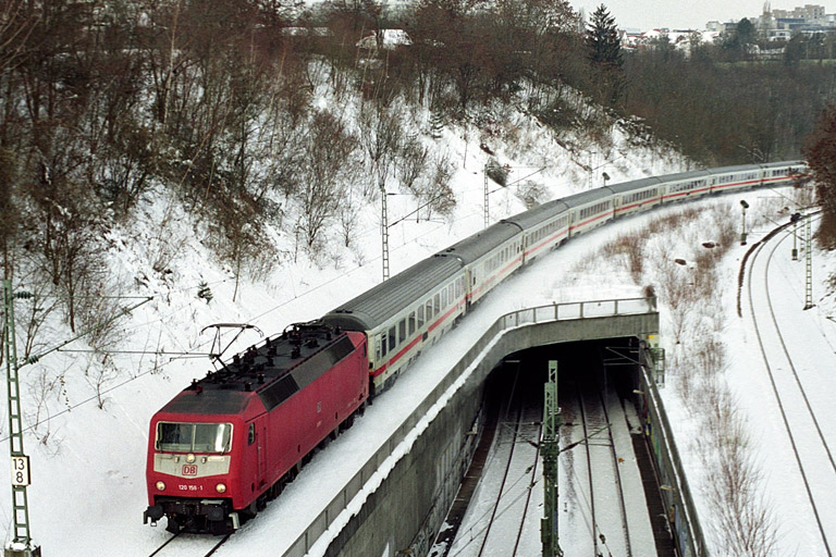 120 158 mit Cisalpino-Ersatzzug bei km 13,8 (März 2005)