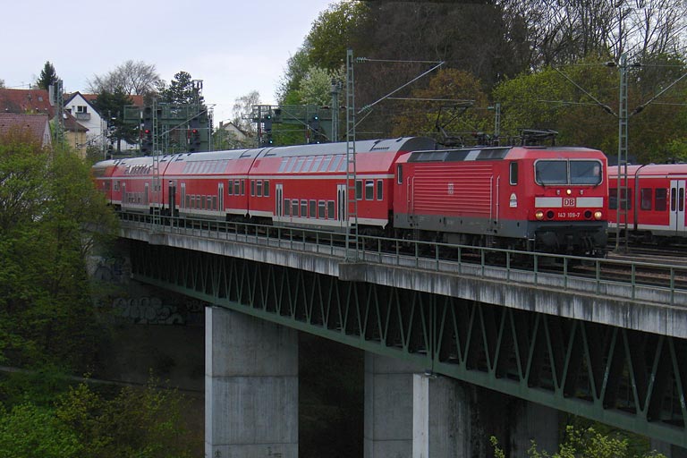143 109 mit RE 19616 bei km 14,6 (April 2005)