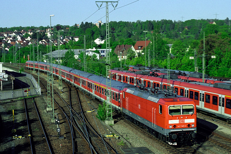 143 140 mit RE 19698 bei km 16,0 (Mai 2005)