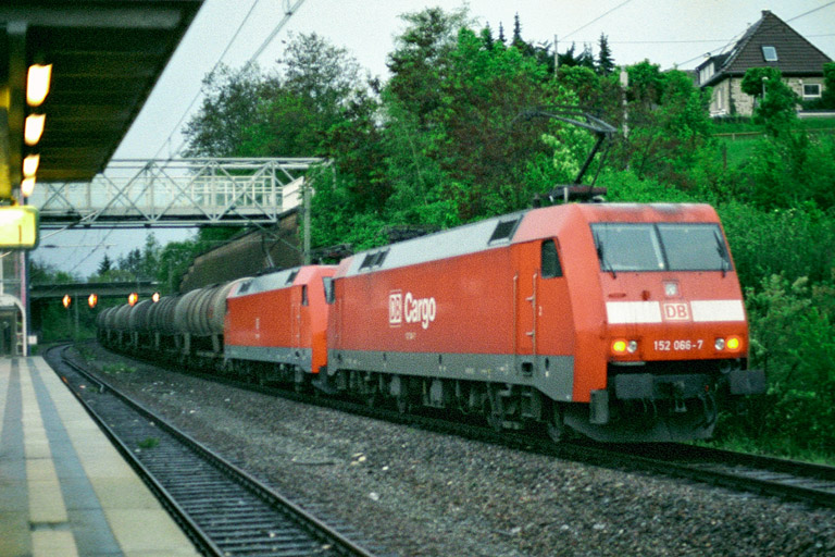 152 157 und 152 066 mit TKC 47781 bei km 14,2 (Mai 2005)
