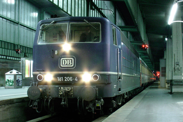 181 206 mit IC 380 bei km 0,2 (Dezember 2005)
