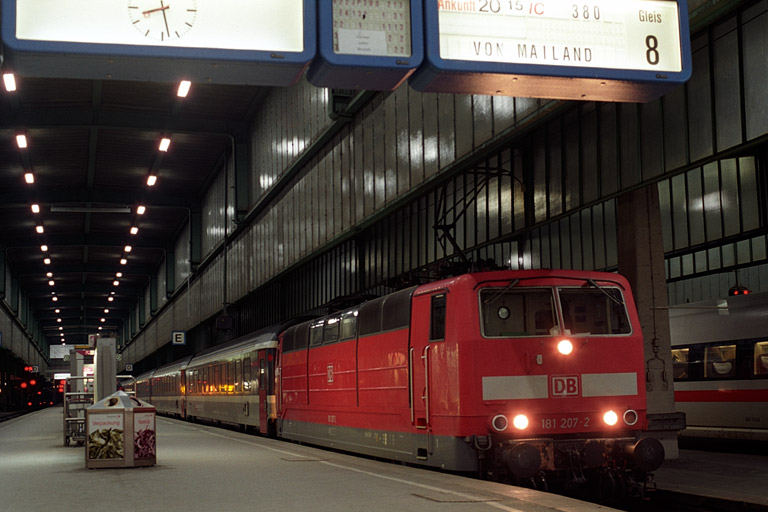 181 207 mit IC 380 bei km 0,2 (M&auml;rz 2005)