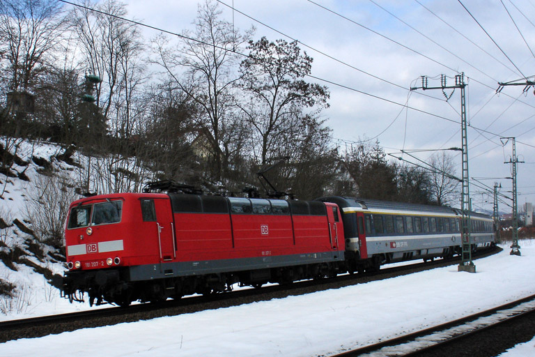 181 207 mit IC 381 bei km 17,6 (M&auml;rz 2005)